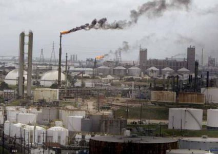 هبوط أسعار النفط يهبط مع تراجع الطلب