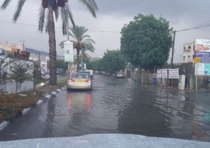 الامطار والسيول تلحق اضرارا جسيمة بمساكن عائلتين في يعبد