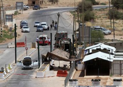 قوات الاحتلال تحتجز مركبات المواطنين على حاجز الحمرا