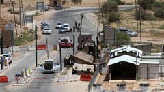 قوات الاحتلال تحتجز مركبات المواطنين على حاجز الحمرا