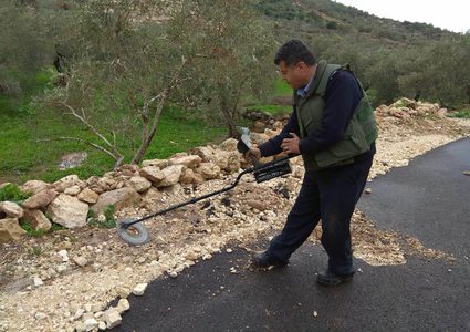 العمل لإزالة الأجسام المشبوهة شمال طولكرم ما زال جاريًا والشرطة تنشر تعليماتها (صور)