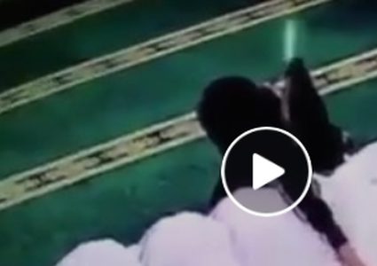 شاهد بالفيديو: فتاة تسرق النساء أثناء سجودهن بالمسجد