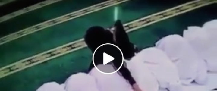 شاهد بالفيديو: فتاة تسرق النساء أثناء سجودهن بالمسجد