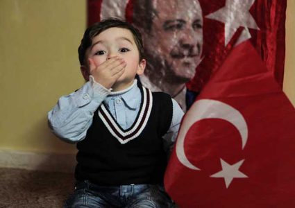 الطفل «زياد الفاخوري».. «يوتيوبر» فلسطيني صفع ترامب وقبّل إردوغان!