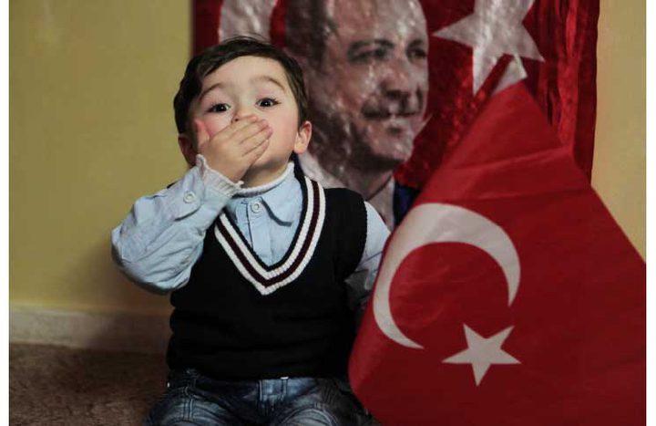 ﻿الطفل «زياد الفاخوري».. «يوتيوبر» فلسطيني صفع ترامب وقبّل إردوغان!