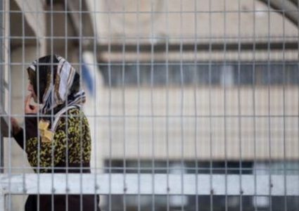 احتجاز شقيقة الأسير جمال ردايدة أثناء زيارته في معتقل النقب