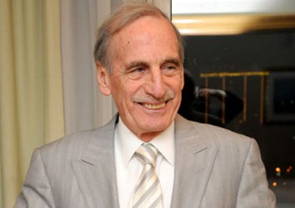 ترامب يشتم اللاجئين وينكر