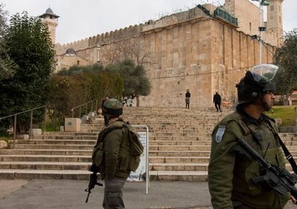 الاحتلال يعتقل مواطنا قرب الحرم الإبراهيمي في الخليل