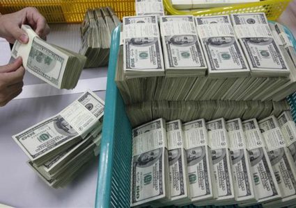 الدولار يواصل التراجع