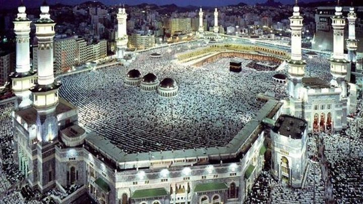 إخماد نيران نشبت قرب الحرم المكي (صور)