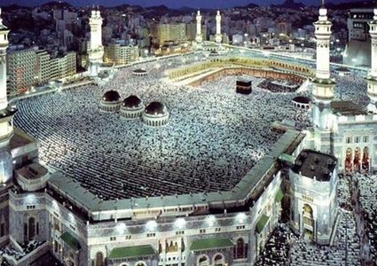 إخماد نيران نشبت قرب الحرم المكي (صور)