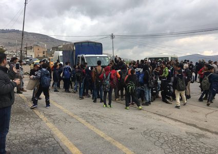 شبان يغلقون شارع القدس احتجاجا على سياسات "الاونروا" وتقليصاتها