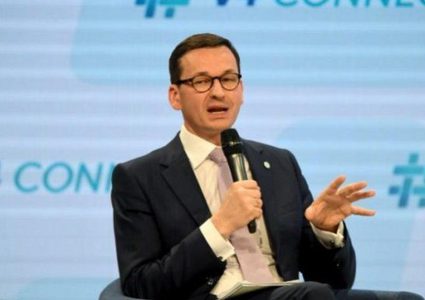 بعد تصاعد الخلاف مع نتنياهو..رئيس الوزراء البولندي يدافع عن قانون يبرئ بلاده من المحرقة