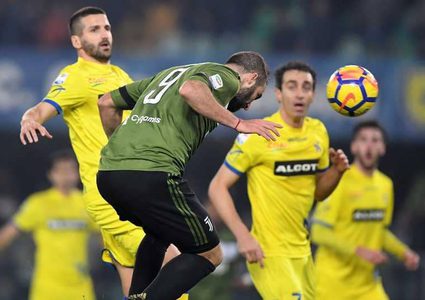 يوفنتوس يستفيد من "طردين" وينتزع الصدارة