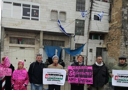 نشطاء يطالبون بطرد المستوطنين من منزل أبو رجب