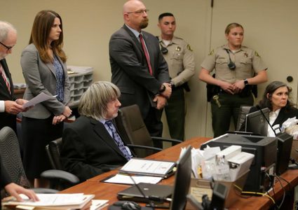 قاض يأمر بعزل زوجين سجنا أطفالهما 13 عاماً