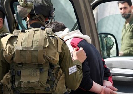 الاحتلال يعتقل شاباً ويكثف من تواجده العسكري