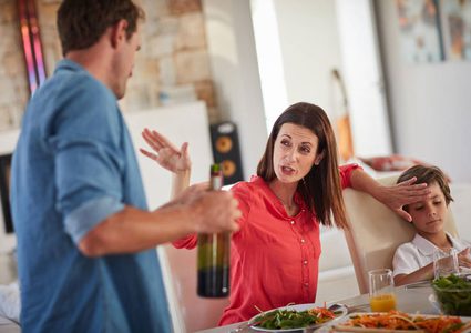 مخاطر تعرف المراهقين على الكحول من آبائهم