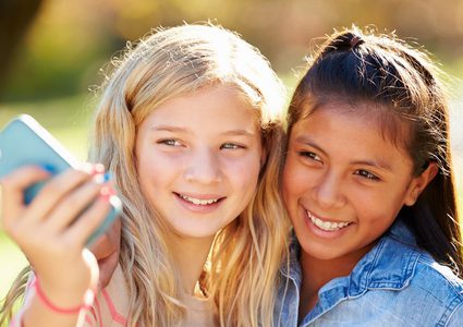 "السيلفي " أحد مسببات البؤس لدى الأطفال!