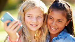 "السيلفي " أحد مسببات البؤس لدى الأطفال!