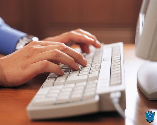 القبض على شخص بتهمة انتحال شخصية عبر "الفيسبوك"