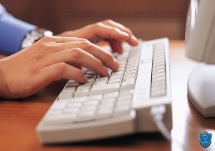 القبض على شخص بتهمة انتحال شخصية عبر "الفيسبوك"