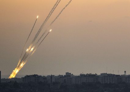 صافرات الإنذار تدوي في ناحل عوز والاحتلال يزعم سقوط صاروخ