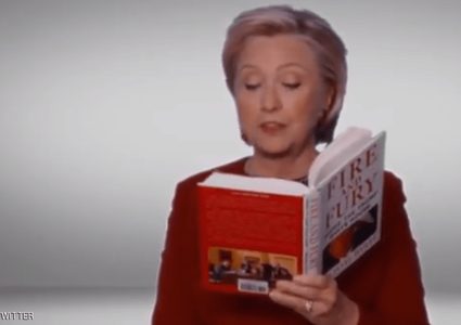 هيلاري كلينتون تواجه ترامب بالسخرية في مسرحية هزلية