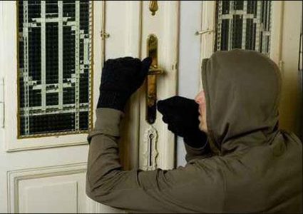 كشف ملابسات سرقة 40 ألف شيقل من منزل