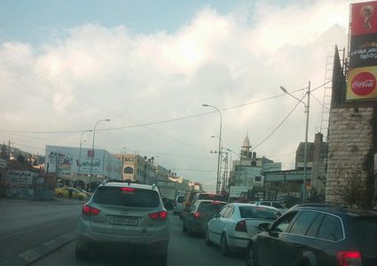 مستوطنون يغلقون شارع حوارة الرئيسي