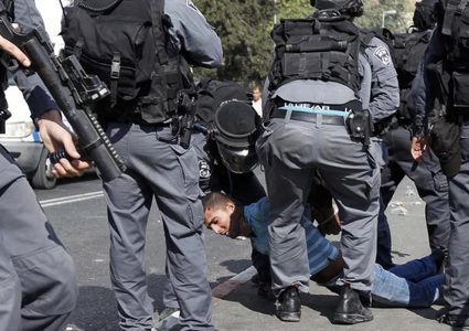 الاحتلال يقتحم سلوان ويعتقل شاباً