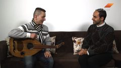 شاب فلسطيني يعزف على آلة العود باحترافية (فيديو)