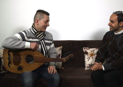 شاب فلسطيني يعزف على آلة العود باحترافية (فيديو)