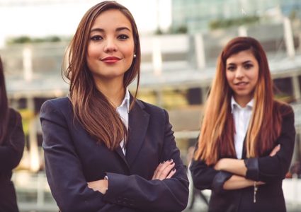 كيف تنجح النساء في بدء عمل تجاري مربح؟ (فيديو)