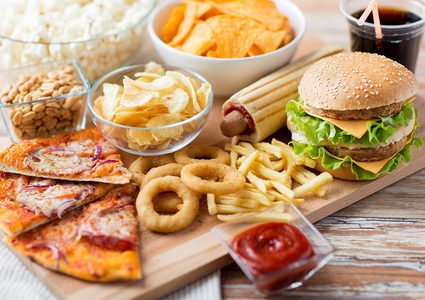 ما الذي يحدث لجسمك عند تناول الوجبات السريعة؟