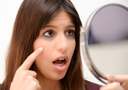 الهالات السوداء تحت العينين دليل على هذه الأمراض