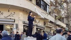 إيرانيات يخلعن الحجاب علنا احتجاجا على النظام