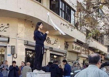 إيرانيات يخلعن الحجاب علنا احتجاجا على النظام