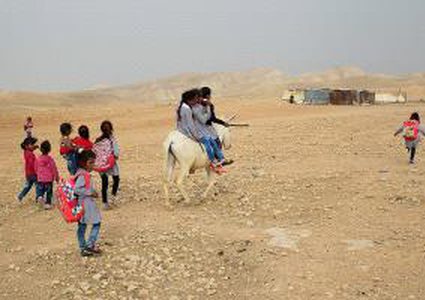تحذير من هدم مدرسة في مجمع المنطار البدوي