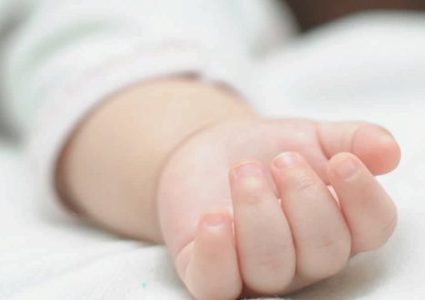 وفاة رضيع اختناقًا بقطعة حلوى في الخليل