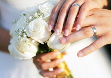 أب فلسطيني يزوج ابنته لشاب بلا مهر (فيديو)