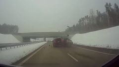 أم وطفلتها تنجوان من حادث سير مروع (بالفيديو)