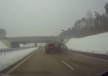 أم وطفلتها تنجوان من حادث سير مروع (بالفيديو)