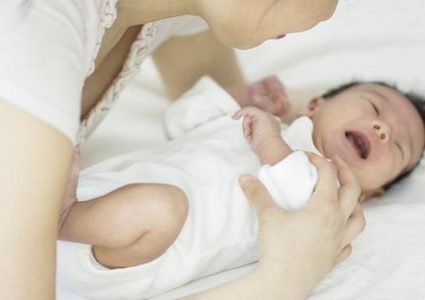 باعت مولودها لشراء تذكرة سفر