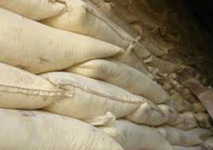 إتلاف طحين غير صالح للاستهلاك في طولكرم