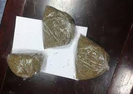 الشرطة تضبط مواد يشتبه أنها مخدرة