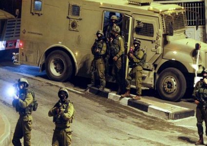 قوات الاحتلال تعتقل أسيراً محرراً على حاجز "زعترة"