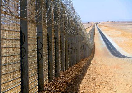الإحتلال يدشن سياج جديد على الحدود مع الأردن
