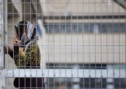 اعتقال والدة شهيد وطفلتها في القدس