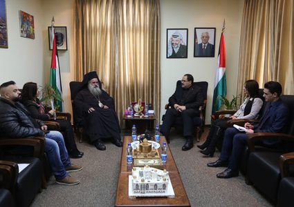 صيدم يرحب بموقف المطران حنا الداعم للمناهج الوطنية